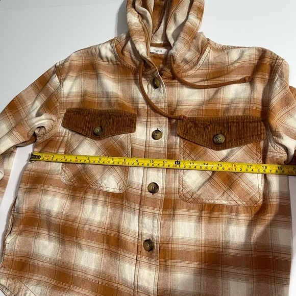 Women's Plaid Utility Jacket in Tan and Cream - Picture 9 of 12